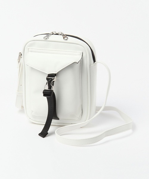 LAKOLE（ラコレ）の「メタルバックルミニショルダーバッグ / 995562（ショルダーバッグ・メンズ・ブラック/ホワイト/サンドグレー・FREE）」の4枚目の写真