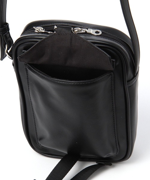 LAKOLE（ラコレ）の「メタルバックルミニショルダーバッグ / 995562（ショルダーバッグ・メンズ・ブラック/ホワイト/サンドグレー・FREE）」の14枚目の写真