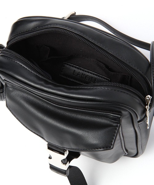 LAKOLE（ラコレ）の「メタルバックルミニショルダーバッグ / 995562（ショルダーバッグ・メンズ・ブラック/ホワイト/サンドグレー・FREE）」の15枚目の写真