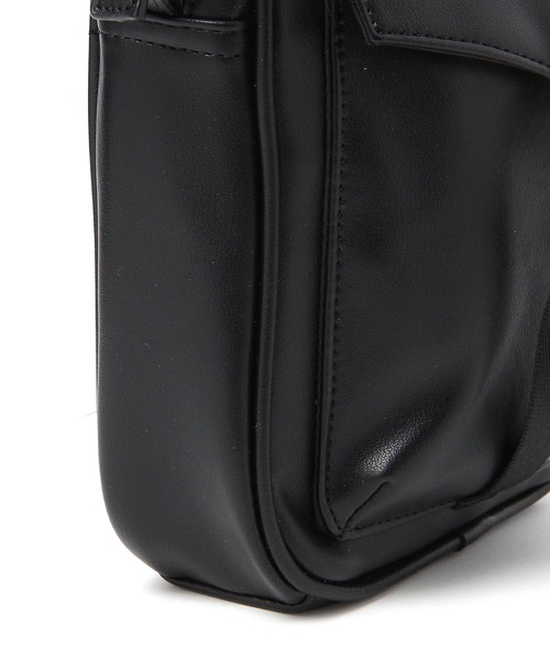 LAKOLE（ラコレ）の「メタルバックルミニショルダーバッグ / 995562（ショルダーバッグ・メンズ・ブラック/ホワイト/サンドグレー・FREE）」の17枚目の写真