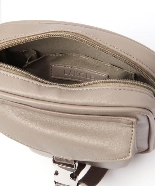 LAKOLE（ラコレ）の「メタルバックルミニショルダーバッグ / 995562（ショルダーバッグ・メンズ・ブラック/ホワイト/サンドグレー・FREE）」の19枚目の写真