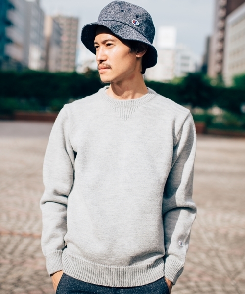 SHIPS（シップス）の「Begin 11月号掲載 Champion(チャンピオン)×SHIPS AUTHENTIC: 別注 ミドルゲージ クルーネック/ニット■（ニット/セーター・メンズ・グレー/ネイビー・MEDIUM/SMALL/LARGE）」の2枚目の写真