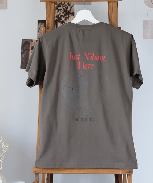 Girly Doll（ガーリードール）の「オリジナルプリントグラフィックロゴTシャツ（Tシャツ/カットソー・レディース・ダークグレー/ピンク/ベージュ・F）」の2枚目の写真