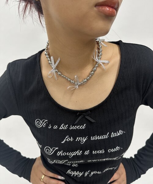 WHO'S WHO gallery（フーズフーギャラリー）の「リボンシルバーボールネックレス（ネックレス・レディース・オフホワイト/ブラック・FREE）」の2枚目の写真