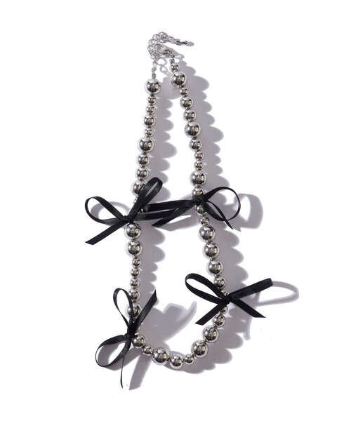 WHO'S WHO gallery（フーズフーギャラリー）の「リボンシルバーボールネックレス（ネックレス・レディース・オフホワイト/ブラック・FREE）」の8枚目の写真