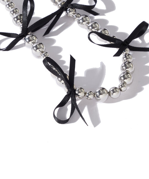 WHO'S WHO gallery（フーズフーギャラリー）の「リボンシルバーボールネックレス（ネックレス・レディース・オフホワイト/ブラック・FREE）」の9枚目の写真
