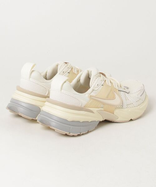 NIKE(ナイキ)の「WMNS V2K RUN(スニーカー・レディース・オフホワイト・23.0cm/23.5cm/24.0cm/24.5cm/25.0cm/22.5cm/26.0cm)」の7枚目の写真