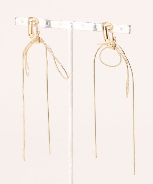 natural couture(ナチュラルクチュール)の「スイングリボンイヤリング(イヤリング・レディース・シルバー/ゴールド・FREE)」の3枚目の写真