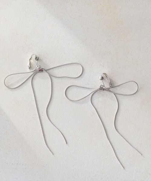 natural couture(ナチュラルクチュール)の「スイングリボンイヤリング(イヤリング・レディース・シルバー/ゴールド・FREE)」の1枚目の写真