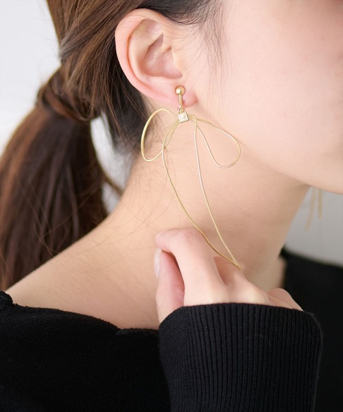 natural couture(ナチュラルクチュール)の「スイングリボンイヤリング(イヤリング・レディース・シルバー/ゴールド・FREE)」の2枚目の写真