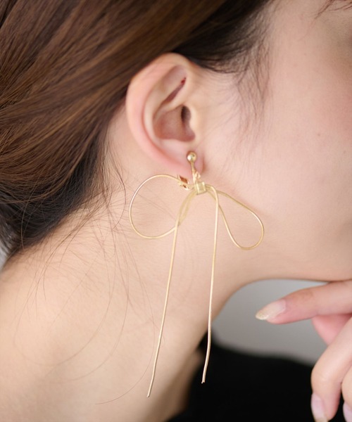 natural couture(ナチュラルクチュール)の「スイングリボンイヤリング(イヤリング・レディース・シルバー/ゴールド・FREE)」の4枚目の写真