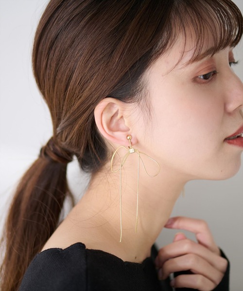 natural couture(ナチュラルクチュール)の「スイングリボンイヤリング(イヤリング・レディース・シルバー/ゴールド・FREE)」の5枚目の写真