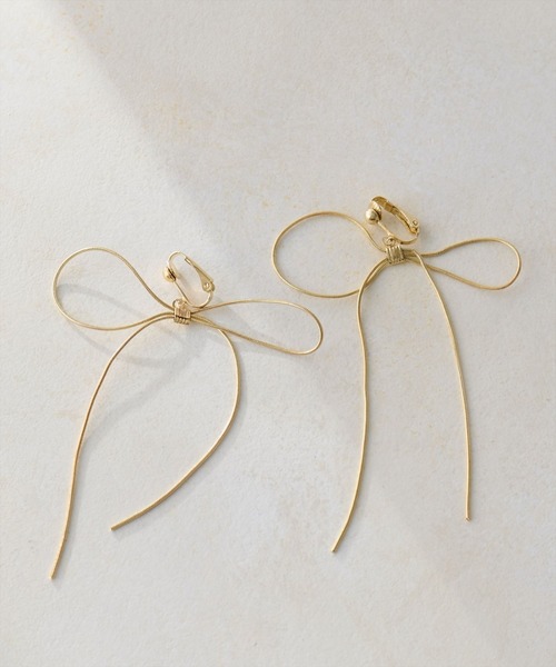 natural couture(ナチュラルクチュール)の「スイングリボンイヤリング(イヤリング・レディース・シルバー/ゴールド・FREE)」の6枚目の写真