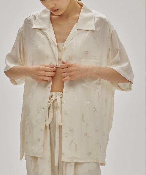 TODAYFUL（トゥデイフル）の「Swallow Satin Shirts（シャツ/ブラウス・レディース・キナリ/バーガンディー/サックスブルー・FREE）」の2枚目の写真