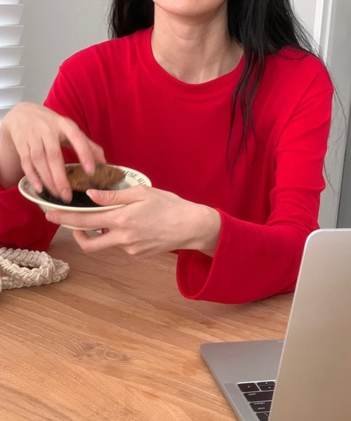 HEILIS（ヘイリス）の「【定番人気！HIT ITEM！】【新色追加】ベーシックシアーロングスリーブカットソー/韓国 長袖 秋服 冬服 春服 ノームコア シアー カットソー クルーネック ブラック アイボリー ホワイト ブルー レッド ネイビー  ピンク 赤トップス レイヤード インナー ロンT（Tシャツ/カットソー・レディース・ブラック/アイボリー/レッド/ブルー/ライトピンク/ネイビー/ライトブルー・FREE）」の11枚目の写真