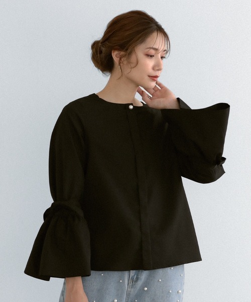 MERAKI(メラキ)の「袖リボンパールボタンブラウス(シャツ/ブラウス・レディース・ブラック/ホワイト・S/M)」の1枚目の写真
