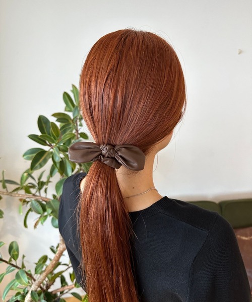 FOREVER 21（フォーエバー トゥエンティーワン）の「フェイクレザーリボンシュシュ（シュシュ・レディース・ブラック/ブラウン系その他・FREE）」の2枚目の写真