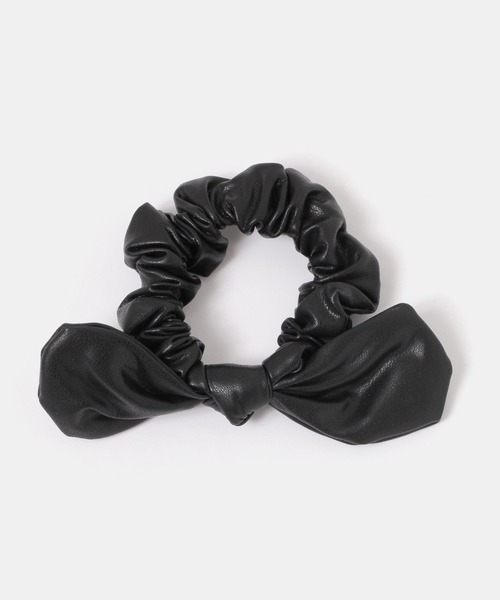 FOREVER 21（フォーエバー トゥエンティーワン）の「フェイクレザーリボンシュシュ（シュシュ・レディース・ブラック/ブラウン系その他・FREE）」の4枚目の写真