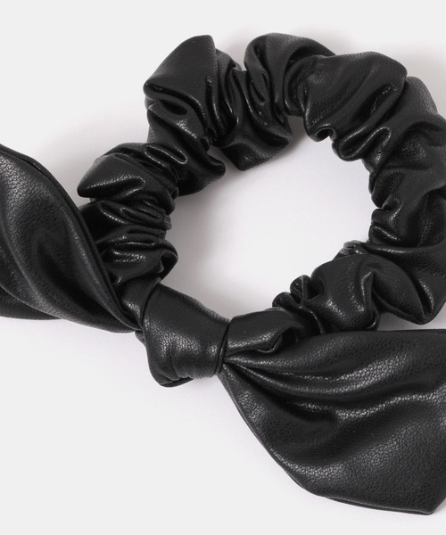 FOREVER 21（フォーエバー トゥエンティーワン）の「フェイクレザーリボンシュシュ（シュシュ・レディース・ブラック/ブラウン系その他・FREE）」の5枚目の写真