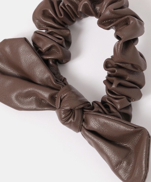 FOREVER 21（フォーエバー トゥエンティーワン）の「フェイクレザーリボンシュシュ（シュシュ・レディース・ブラック/ブラウン系その他・FREE）」の6枚目の写真