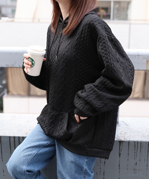 CREARE -LINO-（クレアーレリノ）の「〈ユニセックス商品〉ケーブル編み風パーカー/フーディ（パーカー・メンズ・オフホワイト/ブラック/グレー・M/L）」の4枚目の写真