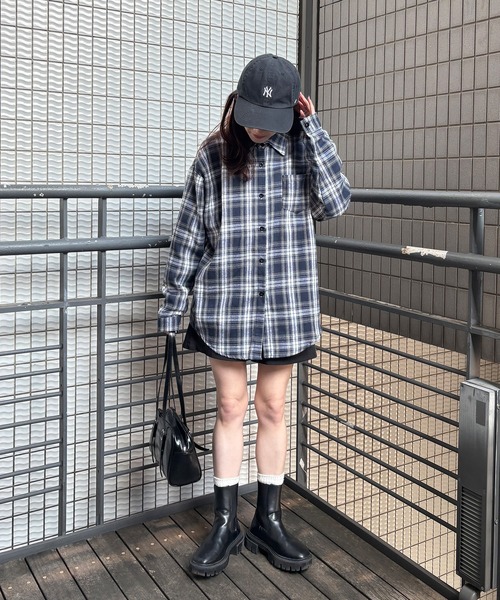 ISOOK（アイスー）の「【ISOOK / アイスー】レギュラーカラーチェックネルシャツ / ミドル丈 長袖 メンズライク 古着風 ブラウス ネイビー グレー ブルー ZOZOTOWN限定（シャツ/ブラウス・レディース・ネイビー/スモークグレー・FREE）」の7枚目の写真