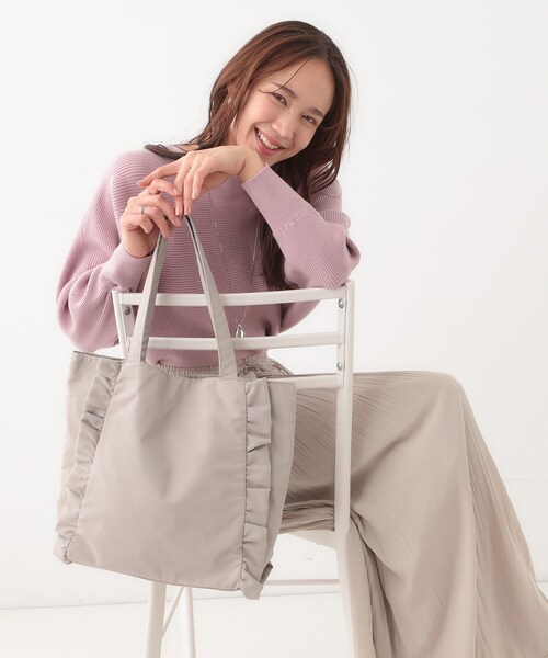 SHOO・LA・RUE（シューラルー）の「フリルトートバッグ（トートバッグ・レディース・ブラック/グレー/ナチュラル/ピンク系/イエロー・00）」の4枚目の写真