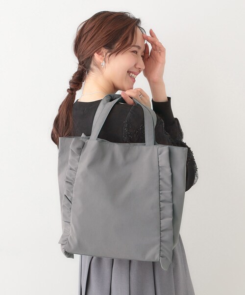 SHOO・LA・RUE（シューラルー）の「フリルトートバッグ（トートバッグ・レディース・ブラック/グレー/ナチュラル/ピンク系/イエロー・00）」の3枚目の写真