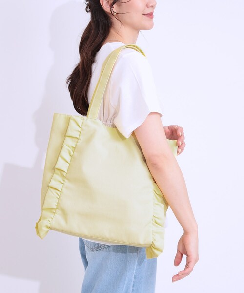 SHOO・LA・RUE（シューラルー）の「フリルトートバッグ（トートバッグ・レディース・ブラック/グレー/ナチュラル/ピンク系/イエロー・00）」の2枚目の写真