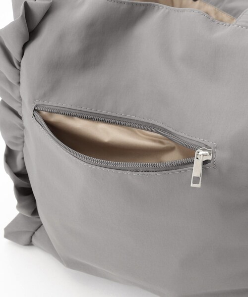 SHOO・LA・RUE（シューラルー）の「フリルトートバッグ（トートバッグ・レディース・ブラック/グレー/ナチュラル/ピンク系/イエロー・00）」の17枚目の写真