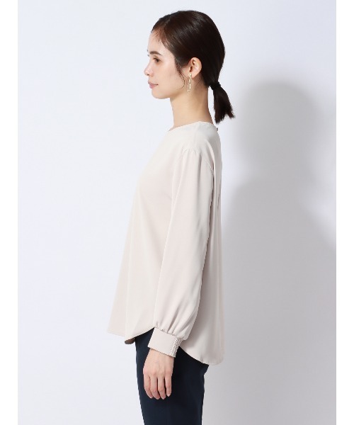 SUIT SQUARE(スーツスクエア)の「PERFORMANCE BLOUSE ラウンドネックブラウス 8分袖 ウォッシャブル UVカット 無地(シャツ/ブラウス・レディース・ネイビー系/ホワイト系/ベージュ系・40(11号)/38(9号))」の17枚目の写真