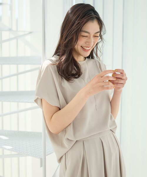 ANY(エニィ)の「さらさらDRYブラウス(シャツ/ブラウス・レディース・ベージュ系/ダークブラウン系/グレー系/グリーン系・4)」の12枚目の写真