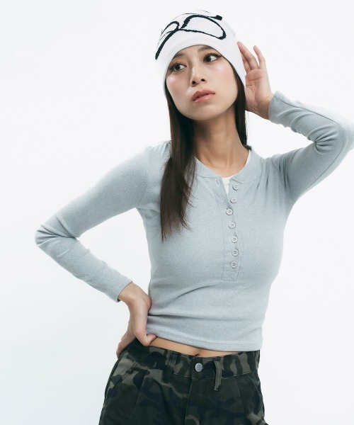 Clum(クルム)の「Henley neck button top / ヘンリーネックボタントップス(Tシャツ/カットソー・レディース・ブラック/グレー/ホワイト・SMALL/MEDIUM)」の3枚目の写真