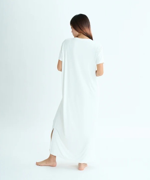 ROXY(ロキシー)の「SEA SPIRIT DRESS /ロキシーフロントプリント水陸両用UVカット速乾塩素対応ラッシュガードワンピース(水着)(ラッシュガード・レディース・ホワイト/ブラック・MEDIUM/LARGE/SMALL)」の4枚目の写真