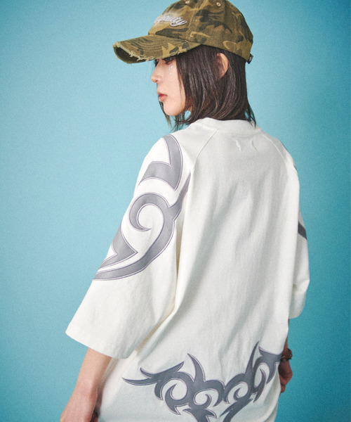 GALFY(ガルフィー)の「『GALFY/ガルフィー』部族長Tシャツ(Tシャツ/カットソー・レディース・オフホワイト/ブラック/グレイッシュベージュ・L/XL)」の6枚目の写真
