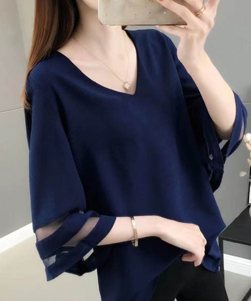 Beststore(ベストストア)の「フレア袖 シフォン ブラウス 深Vネック ゆったり(シャツ/ブラウス・レディース・ホワイト/ブラック/ネイビー・FREE)」の3枚目の写真