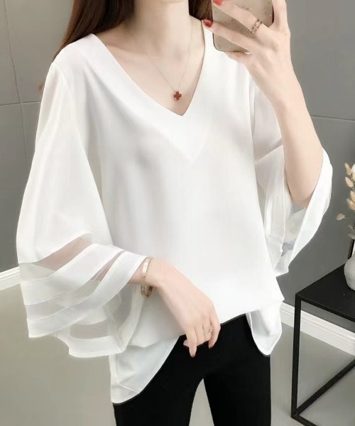 Beststore(ベストストア)の「フレア袖 シフォン ブラウス 深Vネック ゆったり(シャツ/ブラウス・レディース・ホワイト/ブラック/ネイビー・FREE)」の2枚目の写真
