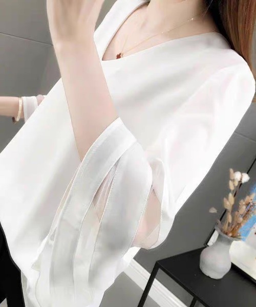Beststore(ベストストア)の「フレア袖 シフォン ブラウス 深Vネック ゆったり(シャツ/ブラウス・レディース・ホワイト/ブラック/ネイビー・FREE)」の15枚目の写真