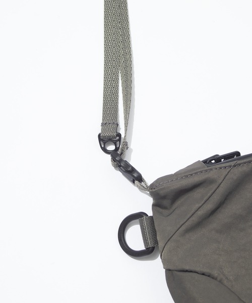 F/CE. （エフシーイー）の「F/CE. TEXTURED TWILL HORN MINI SHOULDER BAG / エフシーイー テクスチャードツイルホーンミニショルダーバッグ（ショルダーバッグ・メンズ・ブラック/チャコール・FREE）」の7枚目の写真