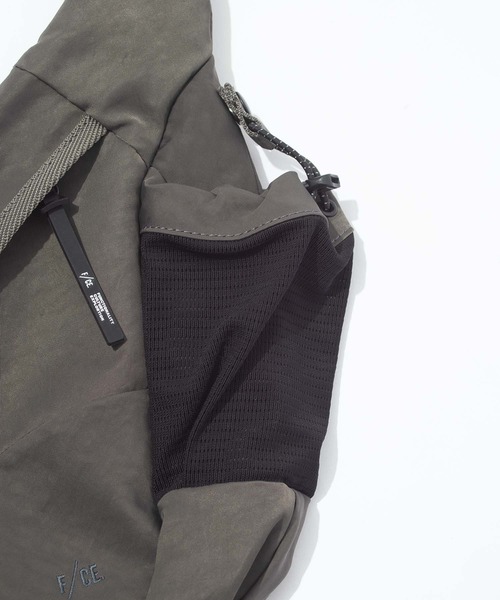 F/CE. （エフシーイー）の「F/CE. TEXTURED TWILL HORN MINI SHOULDER BAG / エフシーイー テクスチャードツイルホーンミニショルダーバッグ（ショルダーバッグ・メンズ・ブラック/チャコール・FREE）」の8枚目の写真