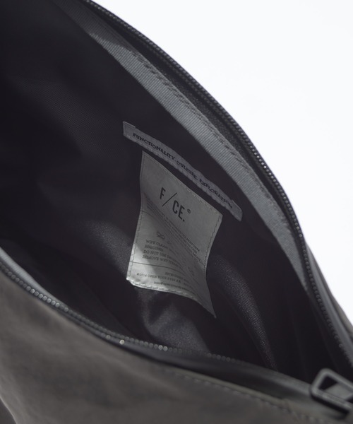 F/CE. （エフシーイー）の「F/CE. TEXTURED TWILL HORN MINI SHOULDER BAG / エフシーイー テクスチャードツイルホーンミニショルダーバッグ（ショルダーバッグ・メンズ・ブラック/チャコール・FREE）」の13枚目の写真