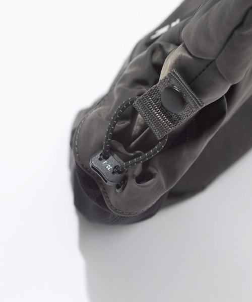 F/CE. （エフシーイー）の「F/CE. TEXTURED TWILL HORN MINI SHOULDER BAG / エフシーイー テクスチャードツイルホーンミニショルダーバッグ（ショルダーバッグ・メンズ・ブラック/チャコール・FREE）」の10枚目の写真