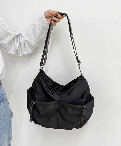 fredy emue（フレディエミュ）の「ドロストポケットサテンショルダーバッグ（ショルダーバッグ・レディース・ブラック/ライトグレー・FREE）」の2枚目の写真