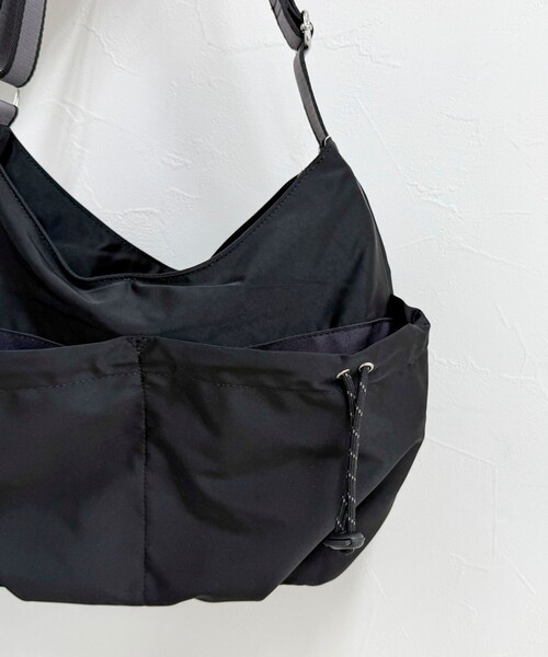 fredy emue（フレディエミュ）の「ドロストポケットサテンショルダーバッグ（ショルダーバッグ・レディース・ブラック/ライトグレー・FREE）」の3枚目の写真