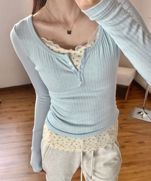 HALEY PESCA(ヘーリーペスカ)の「HALEY PESCA/ヘンリーネック 花柄レイヤードトップス(Tシャツ/カットソー・レディース・アイボリー/ピンク/ネイビー/ブルー・SMALL/MEDIUM)」の1枚目の写真
