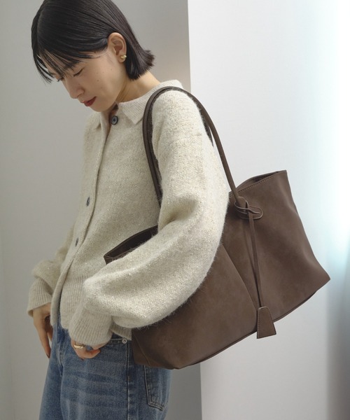 Shelly island(シェリーアイランド)の「【A4サイズ収納可】フェイクスウェードボストンバッグ(ボストンバッグ・レディース・ブラック/ブラウン・FREE)」の6枚目の写真