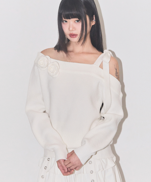 ILLIGO(イリゴ)の「ブルームボウオフショルダー ニット アイボリー(ニット/セーター・レディース・その他・SMALL/MEDIUM)」の1枚目の写真