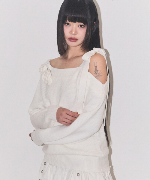 ILLIGO(イリゴ)の「ブルームボウオフショルダー ニット アイボリー(ニット/セーター・レディース・その他・SMALL/MEDIUM)」の2枚目の写真