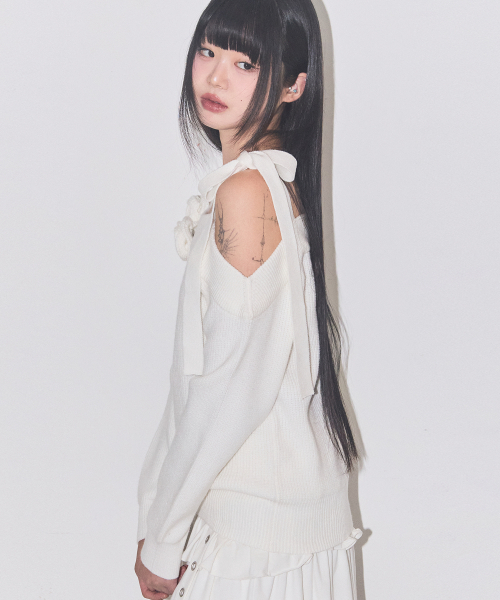 ILLIGO(イリゴ)の「ブルームボウオフショルダー ニット アイボリー(ニット/セーター・レディース・その他・SMALL/MEDIUM)」の3枚目の写真