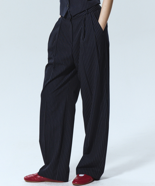 NICK&NICOLE(ニックアンドニコール)の「TAILORED STRIPE PINTUCK SLACKS_NAVY(スラックス・レディース・その他・SMALL/MEDIUM/LARGE)」の2枚目の写真